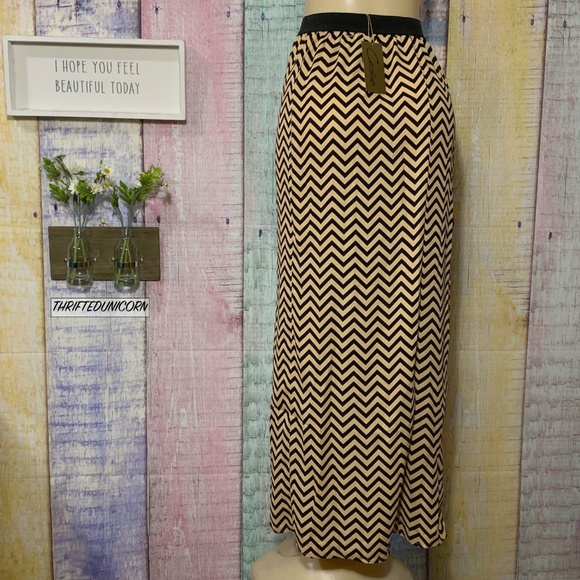 High Waisted Chevron Open Leg Slit Maxi Skirt - Picture 6 of 7